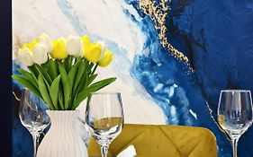 Central ART Deluxe Apartment - Private Parking